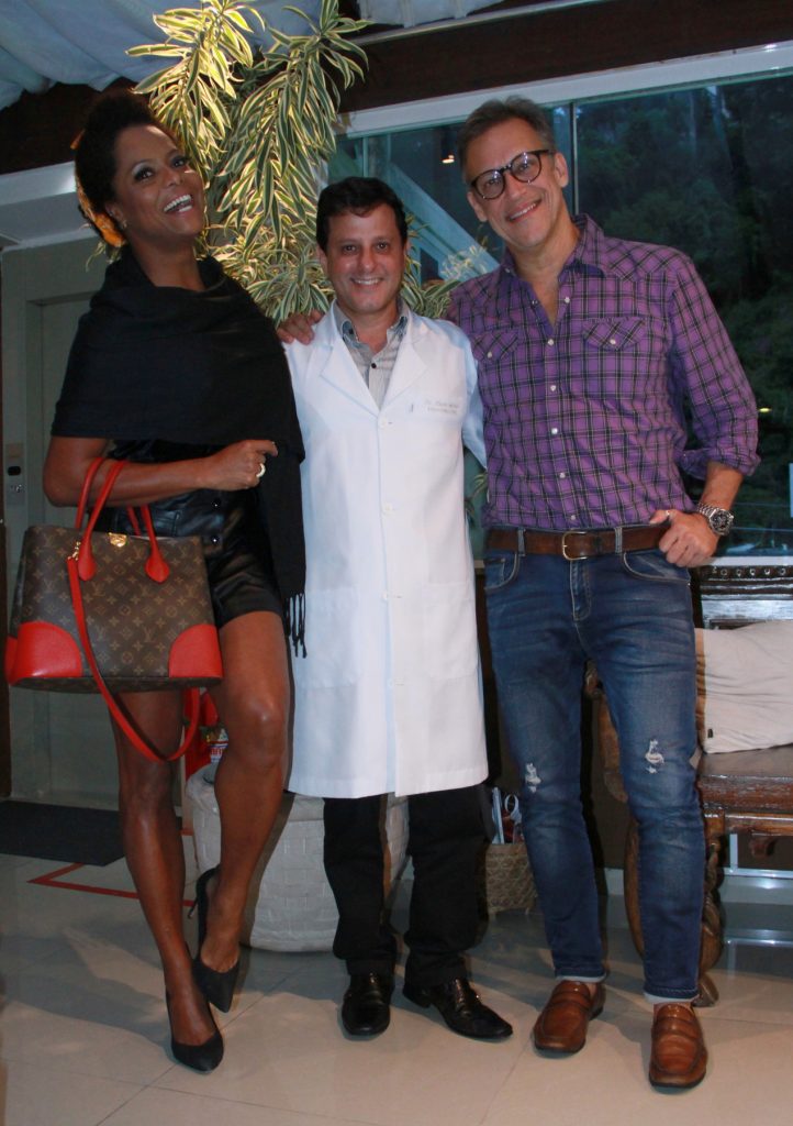 O atributo alt desta imagem está vazio. O nome do arquivo é Adriana-Bombom-8-722x1024.jpg